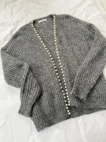 펄 버튼이 달린 그레이 가디건