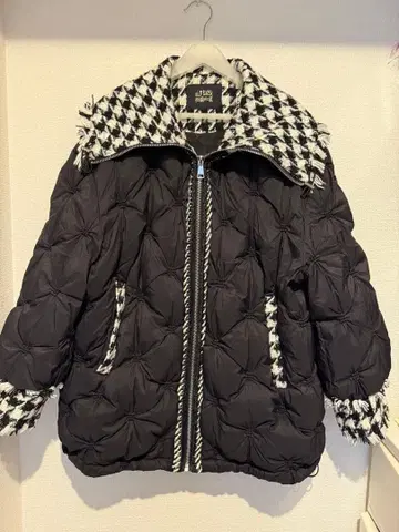 ELF SACK 다운 자켓 블랙/화이트 체크 무늬