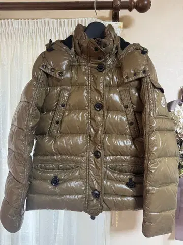 올리브 그린 후드 부착 다운 자켓