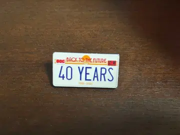 백투더퓨처 40주년 기념 핀 배지