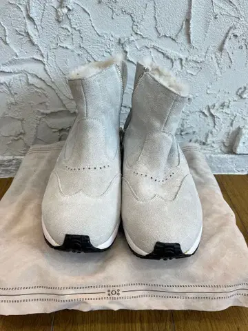 mythography 퍼 라이트 그레이 스웨이드 스니커즈