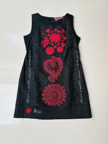 컨디션 최상 데시구알 자수 하트 트위드 스커트