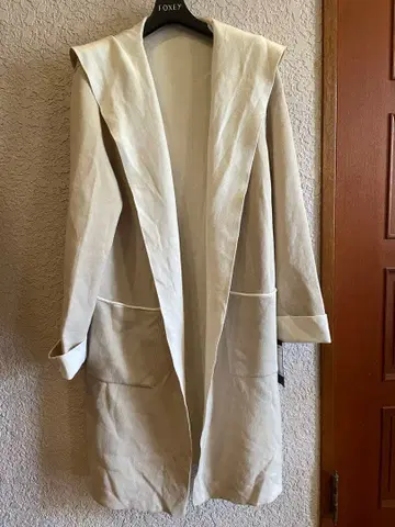 후드 부착 크림색 롱 코트