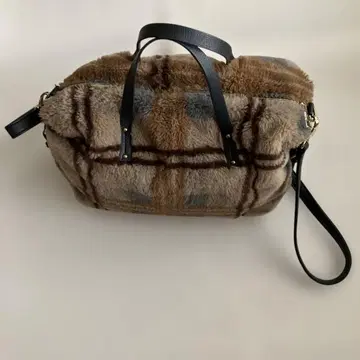 체크 무늬 퍼 숄더백