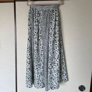 Riche glamour 플레어 스커트 화이트 블랙 꽃무늬