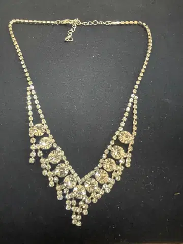 크리스탈 장식 V자형 목걸이