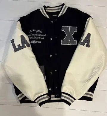 XLARGE 바시티 자켓 블랙/화이트 로고 자수