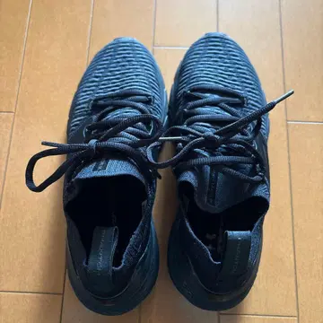 Under Armour 블랙 스니커즈