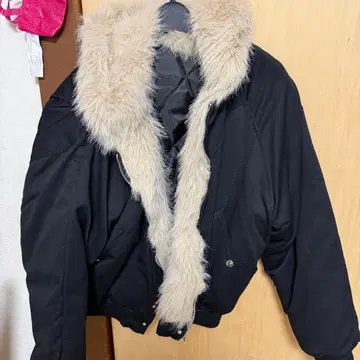 퍼 달린 블랙 숏 자켓