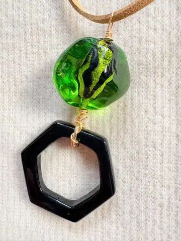 블랙 오닉스와 그린이 멋진 목걸이