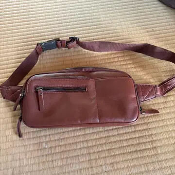 브라운 가죽 바디백 웨스트 파우치