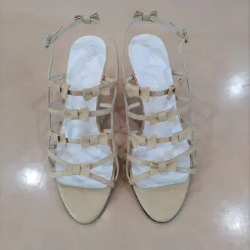 리본 포함 베이지 오픈토 샌들