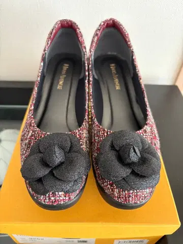 Hills Avenue 플라워 장식 레드 펌프스 22.5cm