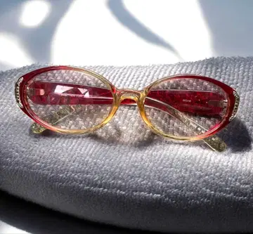 팔치 타원형 안경. 일상에 화려함을 더하다.