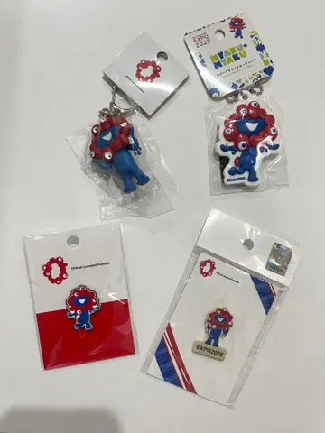 EXPO 2025 미야쿠미야쿠 키링 2개와 핀배지 2개