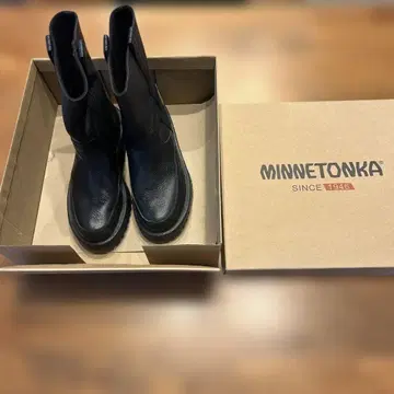 MINNETONKA 블랙 숏부츠