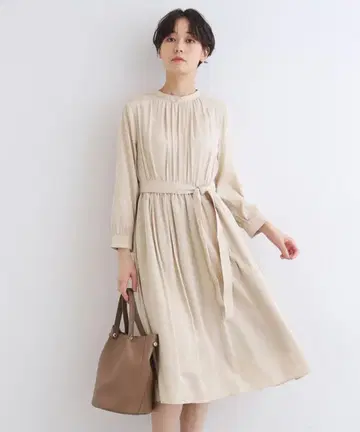 인디비 스타일업 스탠드 카라 개더 드레이프 원피스