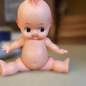 큐피 인형 뒤에 그린 무늬 있음 엉덩이에 구멍 있음