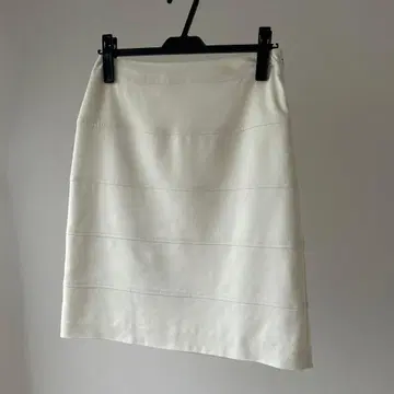 화이트 미디 스커트