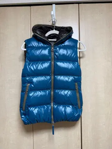 DUVETICA 듀베티카 블루 후드 부착 다운 베스트 40