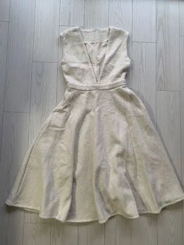 미사용 새상품 벌스데이 바쉬 V넥 슬리브리스 플레어 원피스