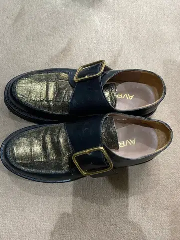 AVRIL GAU 버클 달린 로퍼 블랙/골드