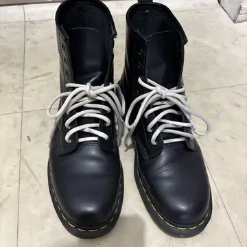 닥터 마틴 8홀 부츠