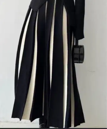 Style Lea 배색 절개 롱 니트 스커트 플리츠 블랙 화이트