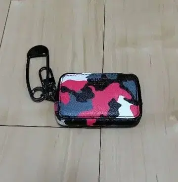 GUESS 코인 케이스 카모플라쥬 패턴 파우치