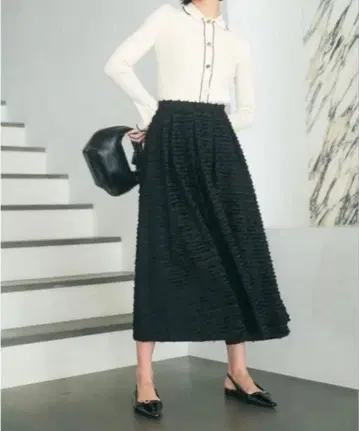 새상품급 미라 오웬 턱 볼륨 샤기 플레어 스커트