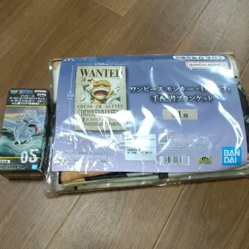 원피스 피규어와 수배서 담요