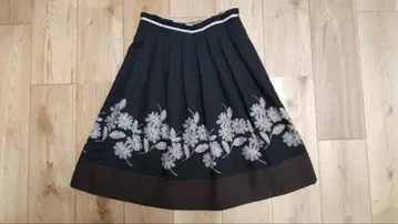 블랙 꽃무늬 자수 플리츠 스커트