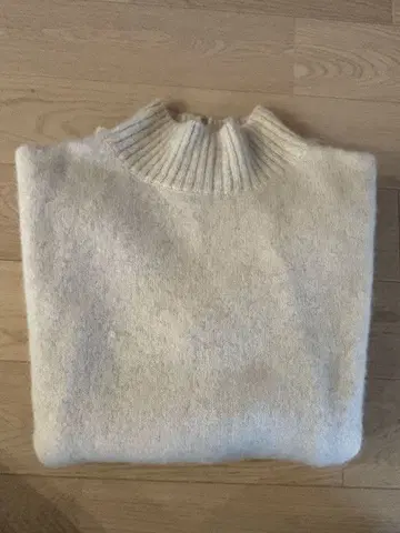 H 크림색 긴팔 스웨터