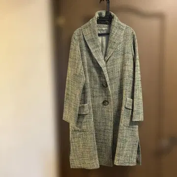 그린 계열 롱 코트 세 개의 버튼