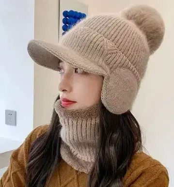 베이지 폼폼 포함 니트 캡