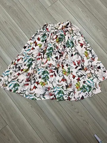 꽃무늬 플레어 스커트 무릎 기장