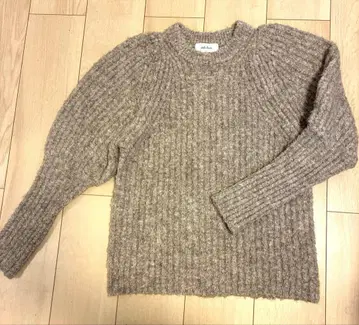 [ 새상품급 ] 미라 오웬 볼륨 슬리브 니트 베이지