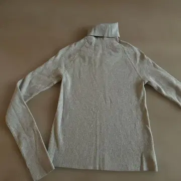 리브 긴팔 터틀넥 스웨터 베이지 미라 오웬