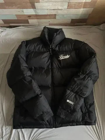 FREAKY MASSIVE 블랙 리버서블 다운 M