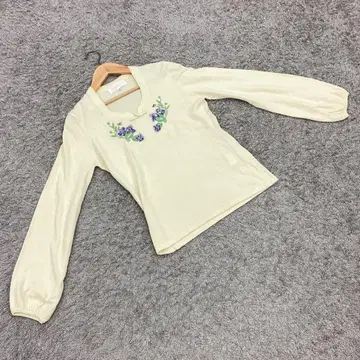 SunaUna 수나우나 꽃 자수 스웨터 화이트 계열 성숙/러블리 (38