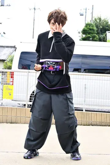 가면라이더 가브 의상 비터 가브 착용 모델 카고 팬츠