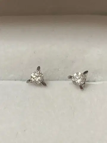 플라티나 다이아몬드 귀걸이 0.30캐럿 하자품