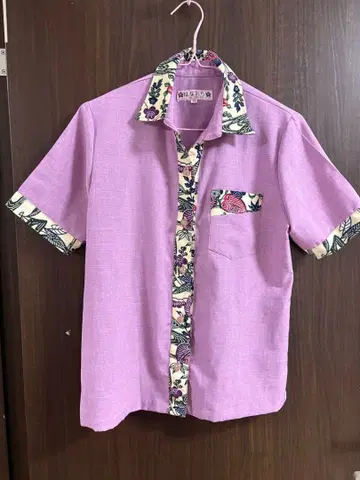 보라색 꽃무늬 옷깃 반팔 셔츠