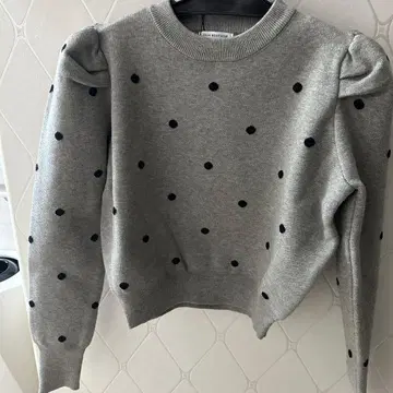 도트 무늬 파워 숄더 니트탑