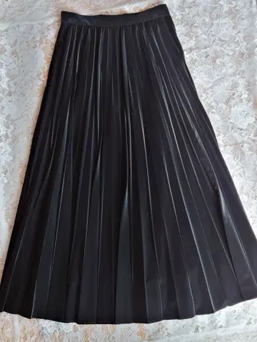 iCB 라미네이티드 플리츠 스커트 블랙 계열