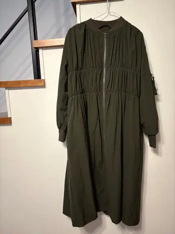 올리브색 미디엄 기장 자켓