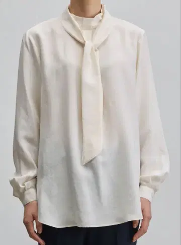 소-쥬 실크 보타이 블라우스