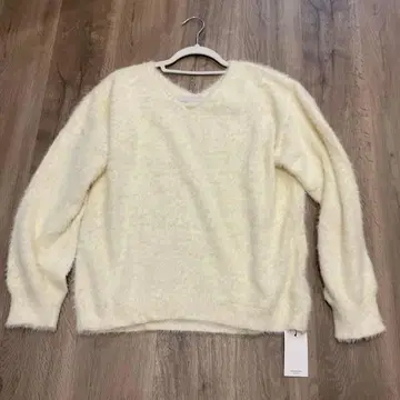 BASEMENT 화이트 계열 V넥 스웨터