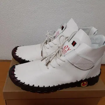 OY 퍼 달린 화이트 부츠