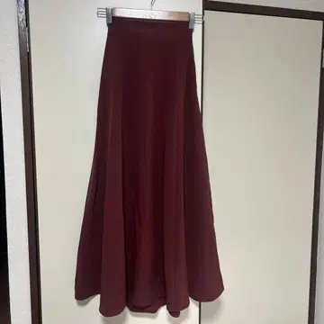 버건디 리본 포함 플레어 롱 스커트